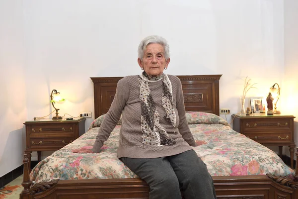 Bir yatak odasında yaşlı bir kadın portresi — Stok fotoğraf