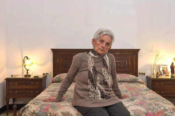 Bir yatak odasında yaşlı bir kadın portresi — Stok fotoğraf