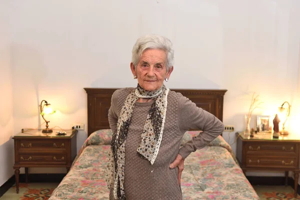 Retrato de uma mulher idosa em um quarto — Fotografia de Stock