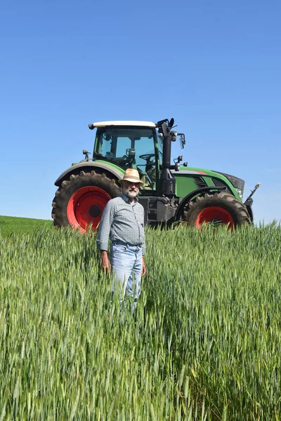 Retrato de um agricultor no campo — Fotografia de Stock