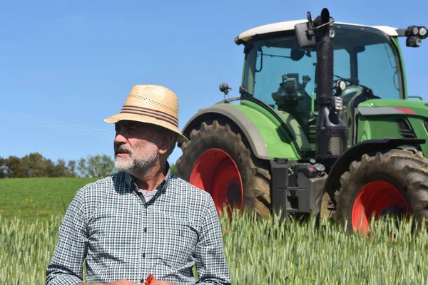 Retrato de um agricultor no campo — Fotografia de Stock