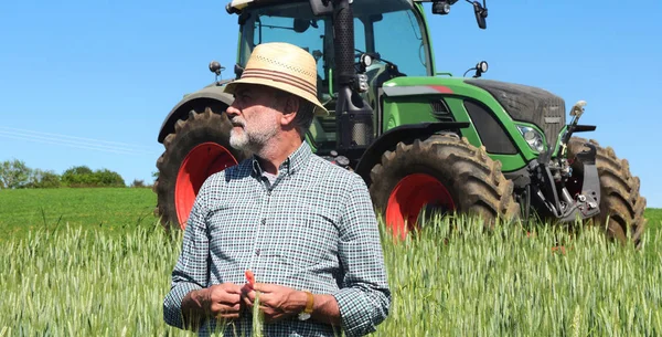 Retrato de um agricultor no campo — Fotografia de Stock