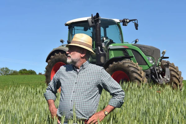 Retrato de um agricultor no campo — Fotografia de Stock