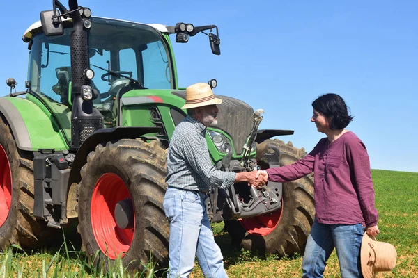 Un paio di contadini che si stringono la mano — Foto Stock