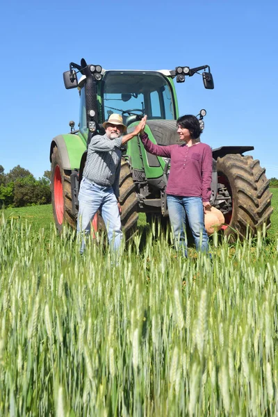 Um par de agricultores que apertam as mãos — Fotografia de Stock