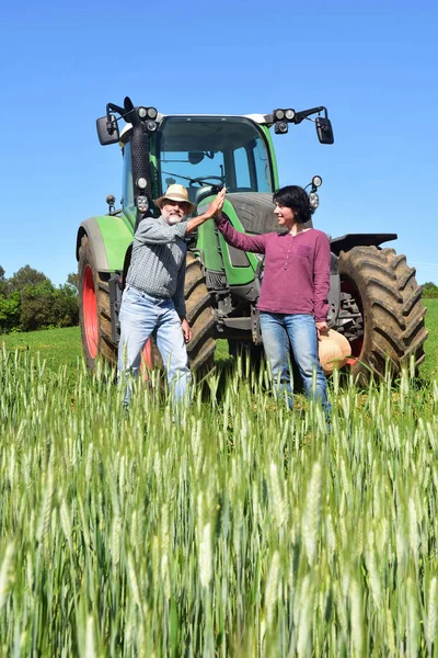 Um par de agricultores que apertam as mãos — Fotografia de Stock