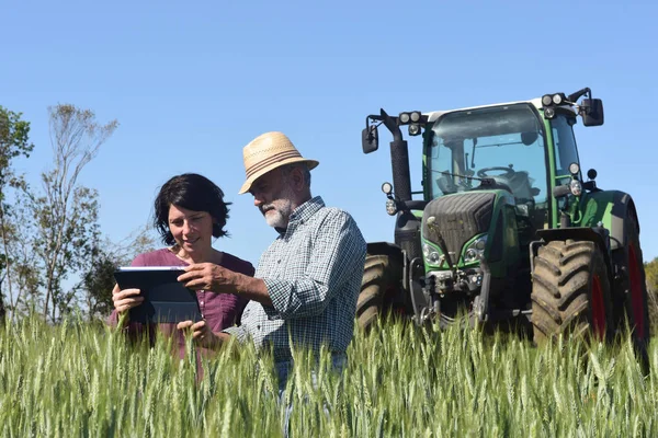 Casal Agricultores Campo Com Tablet Digital — Fotografia de Stock