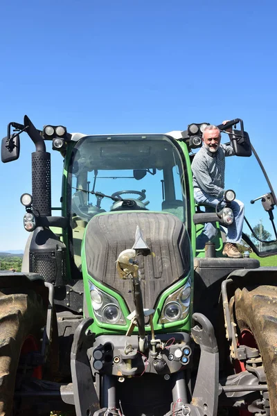 Porträt eines Bauern mit Traktor — Stockfoto