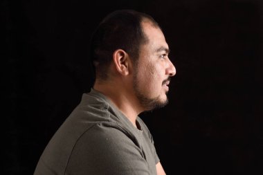 Siyah arka plan üzerine bir latin adam portresi