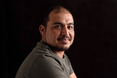 Siyah arka plan üzerine bir latin adam portresi