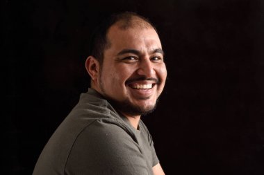 Siyah arka plan üzerine bir latin adam portresi