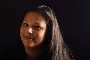 Siyah arka plan üzerine bir latin kadın portresi