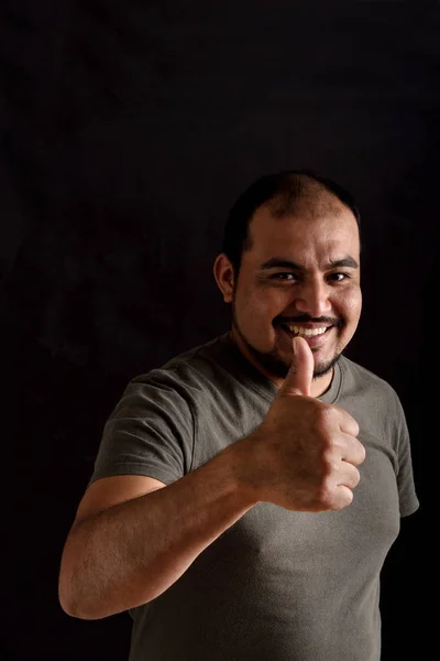Portret Mężczyzny Łacińskiej Znak Background Czarny — Zdjęcie stockowe