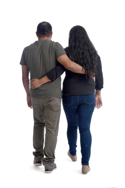 Lateinamerikanisches Paar verliebt in Weiß — Stockfoto