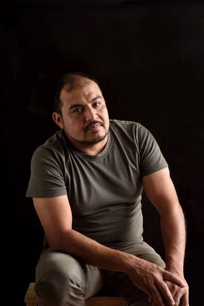 Portrét muže Latinské na černém pozadí — Stock fotografie