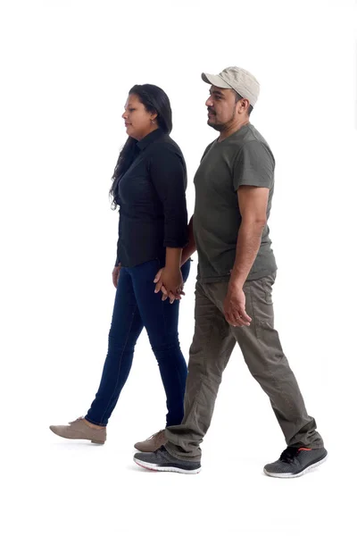 Латиноамериканская пара, идущая по белому — стоковое фото