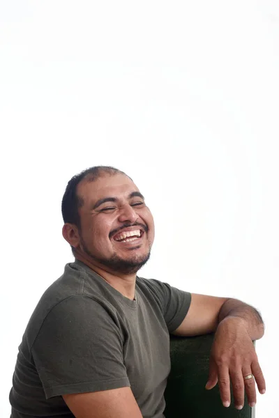 白い背景の上のラテン男のポートレート — ストック写真