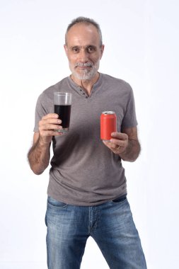 Beyaz arka planda bir bardak kola içen adam.