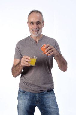 Beyaz arka planda bir bardak portakallı soda olan adam.