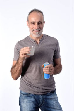 Beyaz arka planda limonlu soda bardağı olan bir adam.