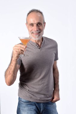 Beyaz arka planda bir bardak kokteyli olan bir adam.