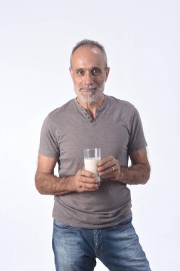 Beyaz arka planda bir bardak sütü olan adam.