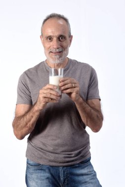 Beyaz arka planda bir bardak sütü olan adam.