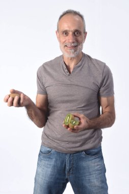 Beyaz arka planda kivi olan adam