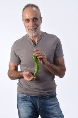 Beyaz arka planda biberli bir adamın portresi