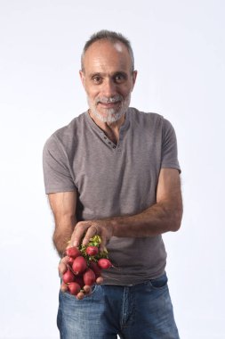 Beyaz arka planda domatesli bir adamın portresi.