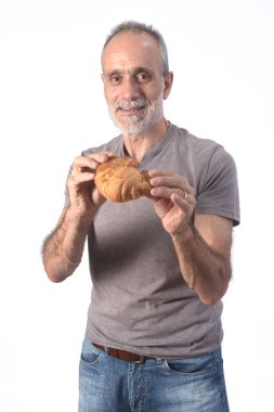 Beyaz arka planda ayçöreği olan bir adam.