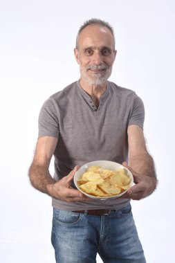 Beyaz arka planda atıştırmalıkları olan adam.
