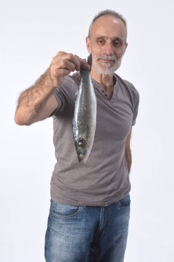 Beyaz arka planda deniz levreği olan adam.