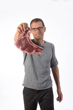 Beyaz arkaplan üzerinde entrecote ile adam