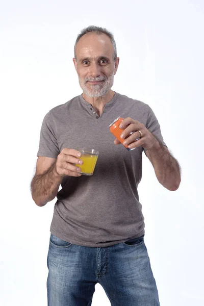 Uomo con un bicchiere di aranciata su sfondo bianco — Foto Stock