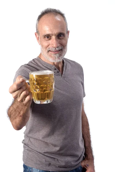 하얀 배경에 맥주가 담긴 병을 든 남자 — 스톡 사진