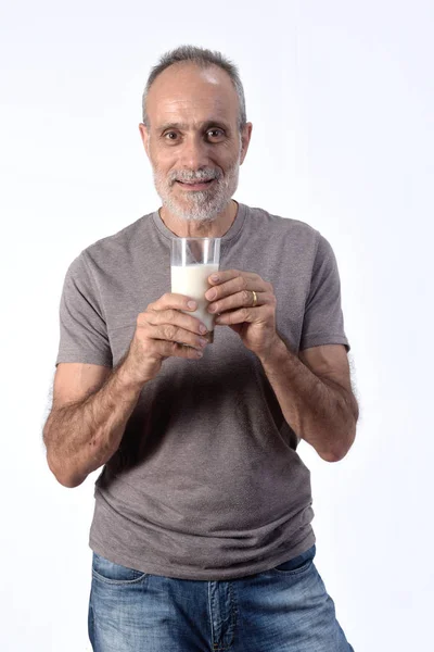 Hombre con un vaso de leche sobre fondo blanco — Foto de Stock