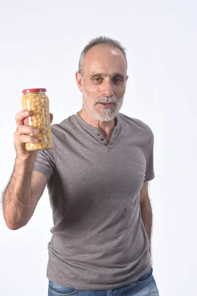 Hombre Con Precooked Garbanzos Sobre Fondo Blanco — Foto de Stock