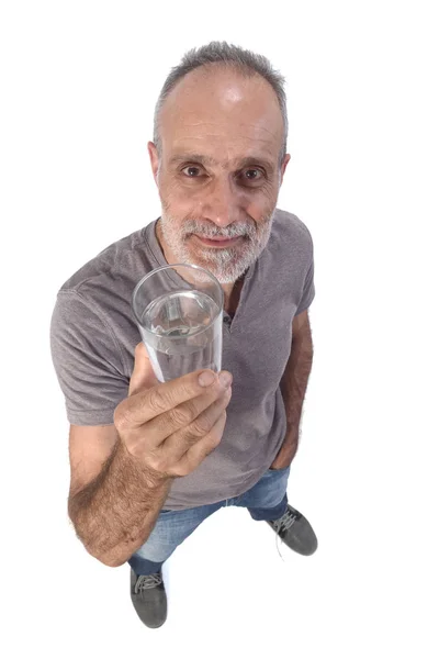 Man med ett glas vatten på vit bakgrund — Stockfoto