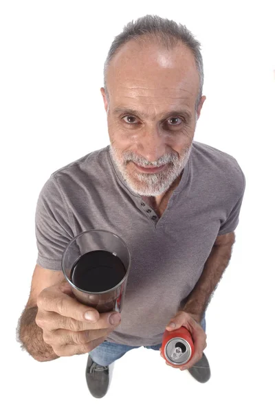 하얀 배경에 콜라 소다 한 잔을 가진 남자 — 스톡 사진