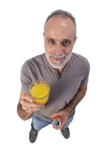 Homem com um copo de refrigerante laranja no fundo branco — Fotografia de Stock