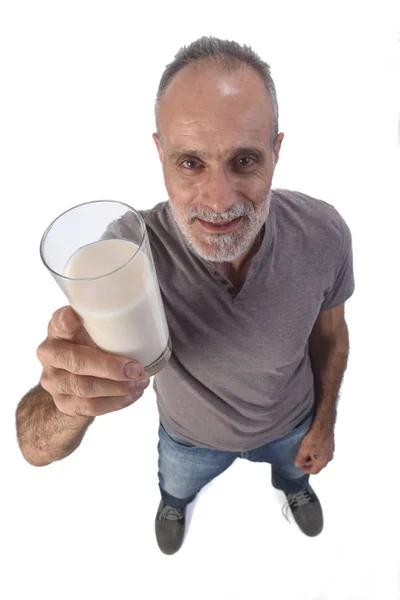 Muž se sklenicí mléka na bílém pozadí — Stock fotografie