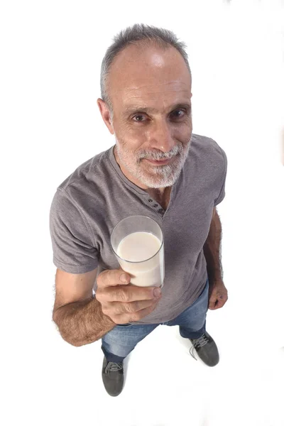 Hombre con un vaso de leche sobre fondo blanco — Foto de Stock