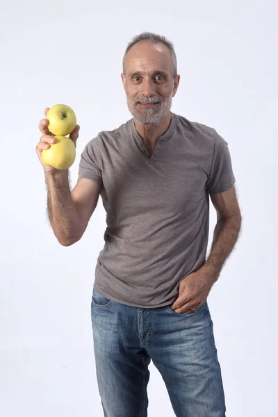 Hombre con manzana sobre fondo blanco — Foto de Stock