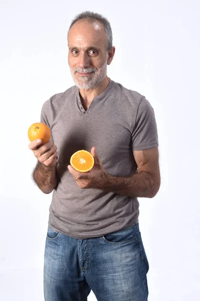 하얀 배경에 오렌지 열매를 단 남자 — 스톡 사진