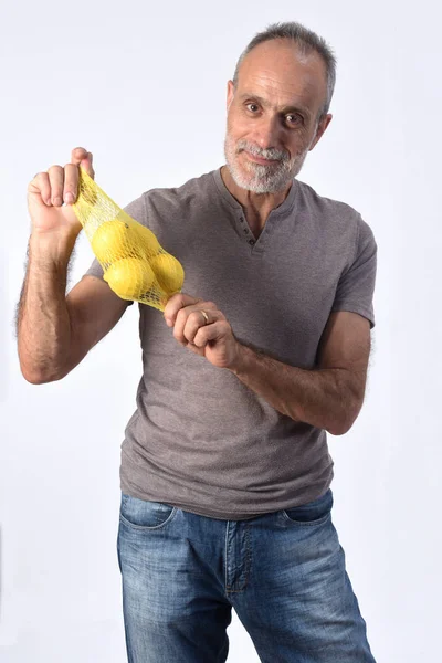Людина з лимонними фруктами на білому тлі — стокове фото