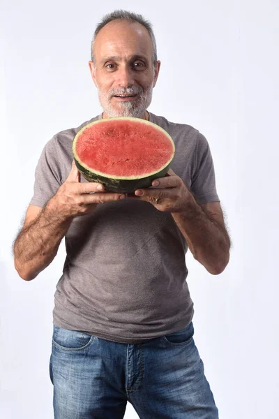 Muž s melounem na bílém pozadí — Stock fotografie