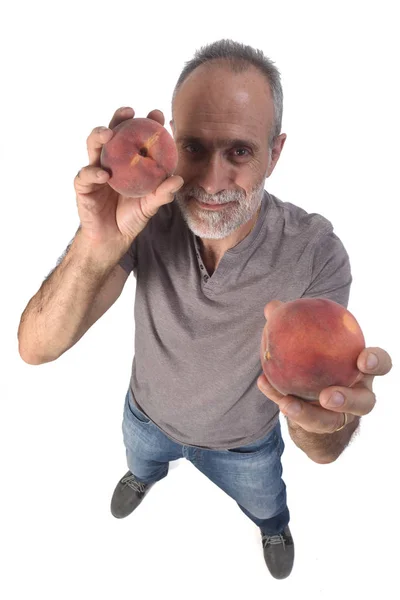 Людина з персиком на білому тлі — стокове фото