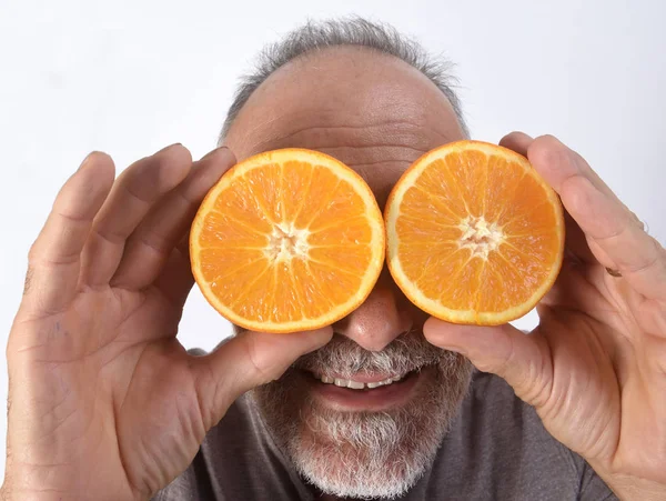 Людина з апельсиновими фруктами на білому тлі — стокове фото