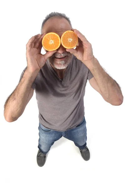 Άνθρωπος με πορτοκαλί φρούτα σε λευκό φόντο — Φωτογραφία Αρχείου
